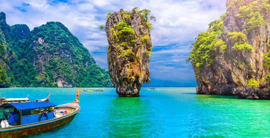 Visite en «long tail boat» de James Bond Island.