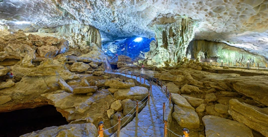 Visite de l’une des grottes les plus importantes de la baie