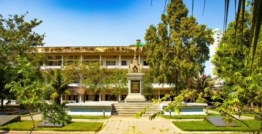 Visite de l'Ecole Tuol Svay Prey S21