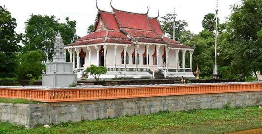 Visite du Vihara de la pagode Wat Kampong Tralach Leu