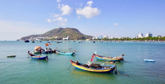 Visite de l'un des derniers villages de pêcheurs flottants