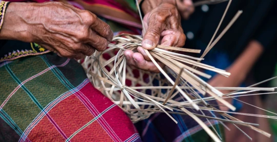 Visite des artisans qui tissent des paniers en bambou