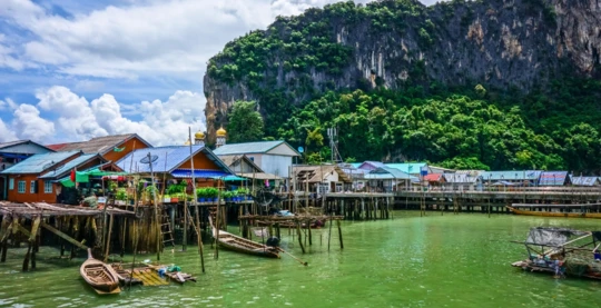 Visit to the floating fishing house