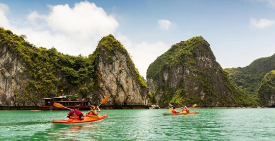 Découvrir le charme caché de la baie d'Halong en kayak