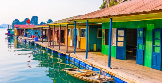 Visite du village de pêcheurs de Cua Van en bateau bambou
