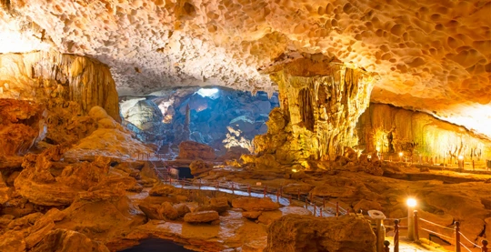 A la découverte des stalactites et stalagmites de la Grotte de Sung Sot