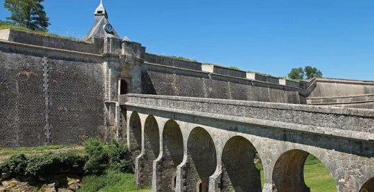 Stroll along the Corniche road and the Blaye citadel