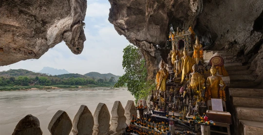 Visita de las famosas cuevas de Pak Ou
