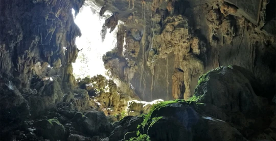 Visite d'une grotte cachée à Ban Don Sai Ngam