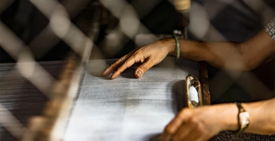 Demostración de tejido de bufandas jemeres