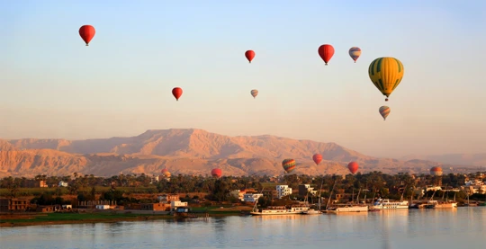 Volo in mongolfiera su Tebe