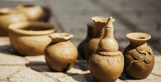 Visite d'un village de fabrication de poêles en terre cuite