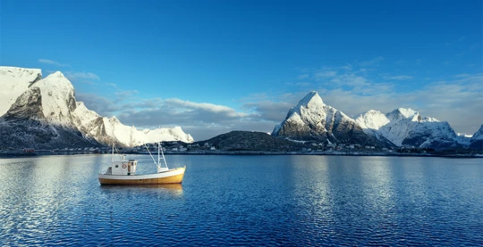 Fischen in einem arktischen Fjord