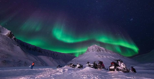 Tour en Motoneige dans la nuit polaire