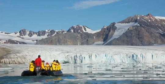 Excursions en zodiac pour visiter les sites naturels et historiques
