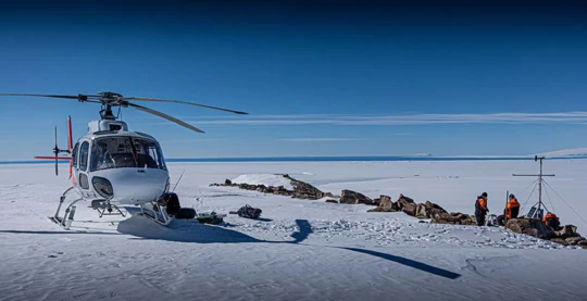 Exklusive Helikopterlandung an einem exklusiven Polargebiet