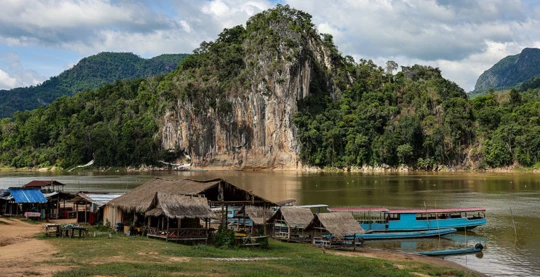 Exploration des grottes de Pak Ou
