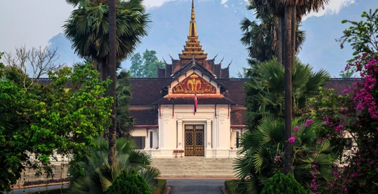 Visite du musée national de l’ancien palais royal à Luang Prabang
