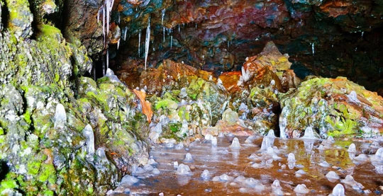 Höhlen, Krater und Buchten