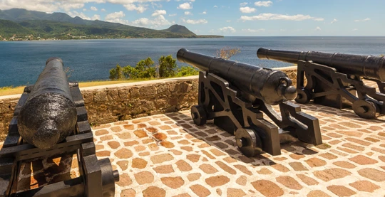 Besuch in Cabrits, reine Natur, reines Abenteuer: Dominica verzaubert mit ihren donnernden Wasserfällen, roten Klippen und dem üppigen, unberührten Dschungel