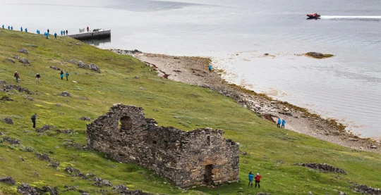 Qaqortoq - Boat trip to the ruins of Hvalsø church