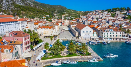 Dal Porto al Teatro: Una Scoperta di Hvar