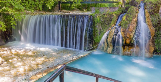 Explorez les bains thermaux de Loutra : plaisir et bien-être