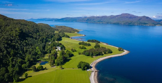 Une navigation pittoresque dans le Loch Linnhe au cœur des paysages emblématiques des Highlands