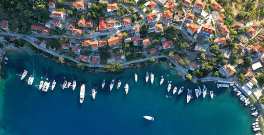 Visite du port naturel de Kioni