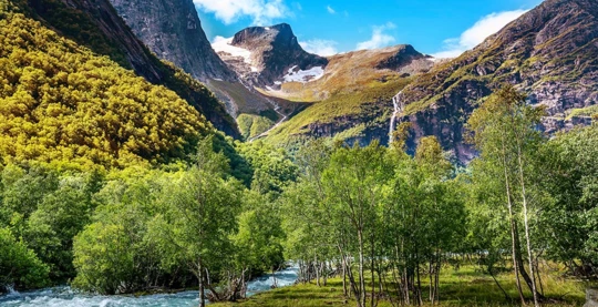La possibilité de balade au pied du glacier de Briksdal, l’un des plus beaux d’Europe, depuis Olden