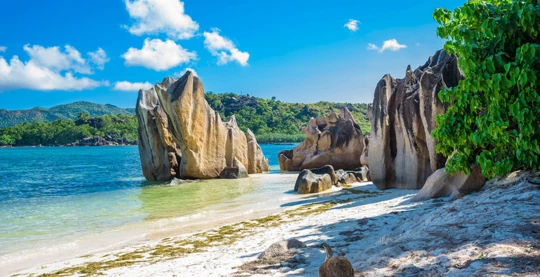 La tierra roja y desnuda de Curieuse, una isla de granito de las Seychelles
