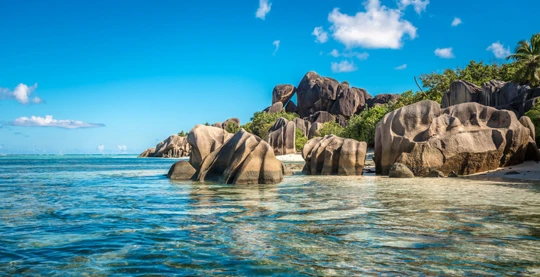 Anse Source d'Argent, la playa más famosa de La Digue, rodeada de grandes rocas de granito y bordeada de cocoteros
