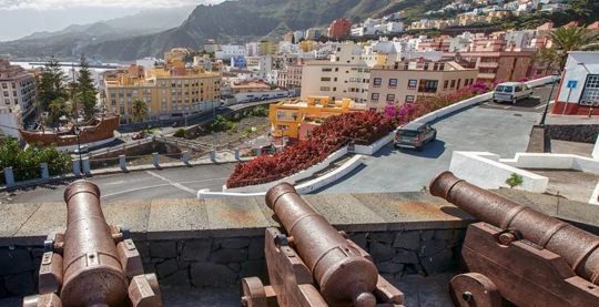 Scoprite Santa Cruz de La Palma, con i suoi sontuosi palazzi e il pittoresco centro storico caratterizzato dall'architettura coloniale
