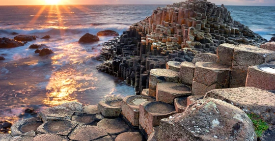 Depuis Belfast, le mystérieux site de la Chaussée des Géants et ses étonnantes colonnes basaltiques