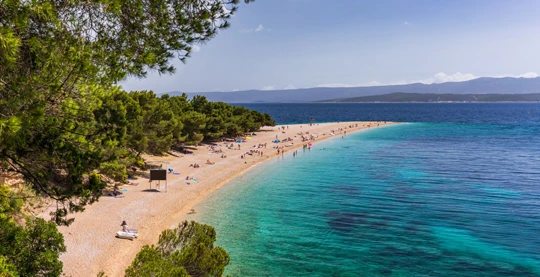 Nuoto e relax nelle acque turchesi di Brac