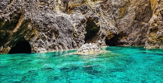 Aventura y descubrimiento: exploración de las cuevas de Ponza en barco