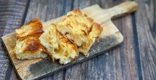 Herstellung von Banitsa-Gebäck und Joghurt