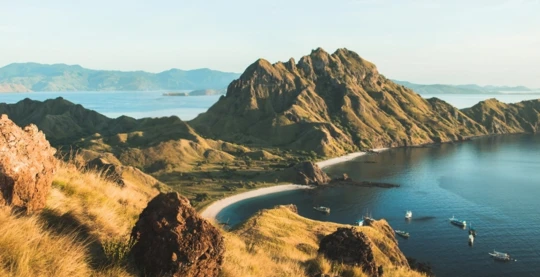 Escursione sulla collina di savana dell’isola di Padar