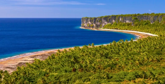 Besichtigung der Insel Makatea zu Fuß oder mit dem Auto