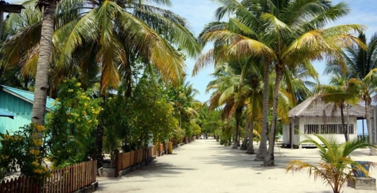 Gemütlicher Spaziergang durch das Dorf Arborek