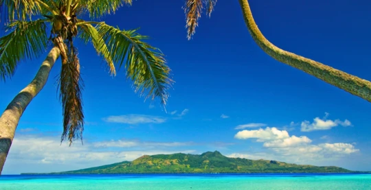 Baignade à la plage Tavana