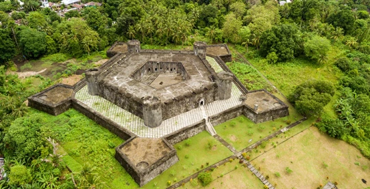 Spazieren Sie durch das niederländische Fort Nassau auf Banda Neira