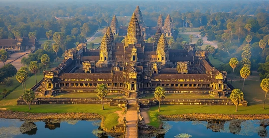 Lever de soleil sur Angkor Wat en montgolfière
