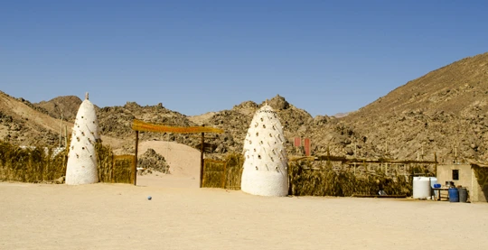 Una passeggiata tra piantagioni e villaggi ai margini del deserto