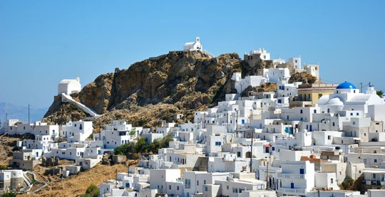 Explore las blancas callejuelas que se aferran a la ladera de la colina