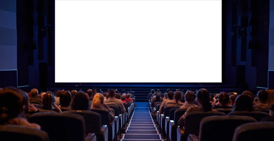 Proyección nocturna de una película clásica