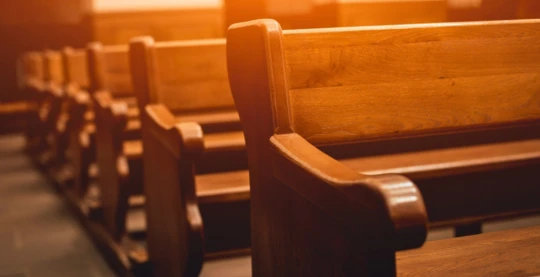 Visita a la iglesia católica colonial más hermosa de la isla Gieng