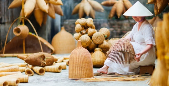 Visita a una casa local y observación de la fabricación de trampas de bambú para peces