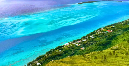 Recorrido por la isla de Raivavae con descubrimiento del “Tiki sonriente” y de los marae escondidos