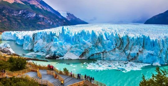 Zodiac tour around the Condor Glacier